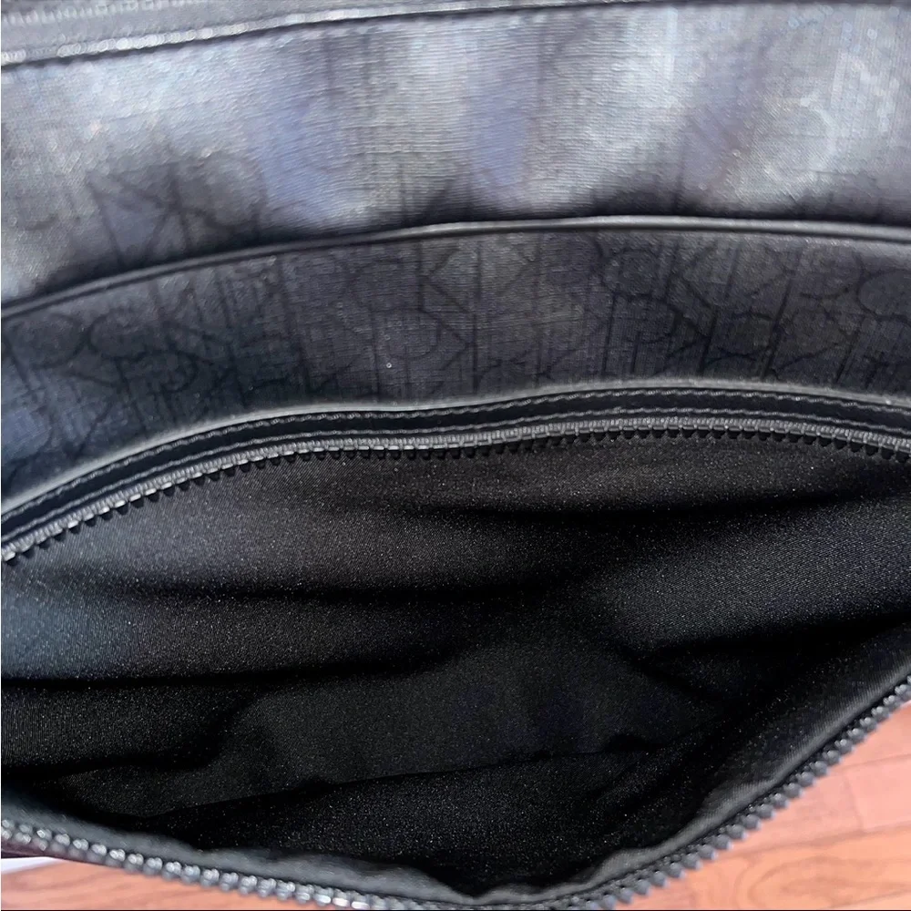 Calvin Klein messenger bag - Picture 7 of 11